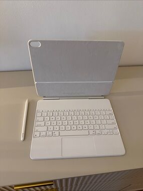 Apple White Tablet Keyboard Case with White Stylus Apple pen